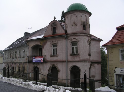 Mikulášovice - stav objektu bývalé lékárny v roce 2009.(foto Klára Mágrová)