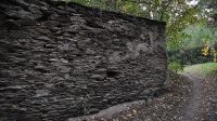 Ohradní zeď z lomového kamene