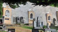 Opěrná zeď hřbitova s výklenkovými kaplemi