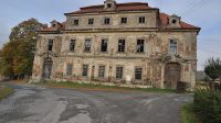 Celkový pohled na zámek Cebiv z návsi