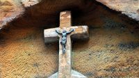 Tesaný kříž nad vstupem do kaple