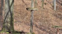 Dřevěný kříž na začátku bývalé křížové cesty
