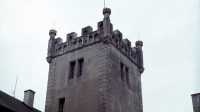 Věž zámku z nádvoří v srpnu roku 2016