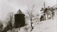 Hrad Freudenstein, neomítnutá věž prachárna nad silnicí, počátek 80. let 20. století