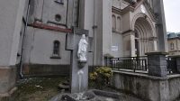 Socha Panny Marie před bazilikou