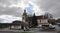 Jiřetín pod Jedlovou - náměstí s infocentrem a kostelem Nejsvětější Trojice