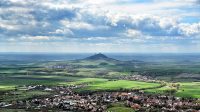 3. 5. 2021 - Pohled na Hazmburk z hradu Košťálov