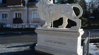 14. 2. 2019 - Sochy lvů na vstupech do lázeňského areálu