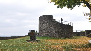 Pozůstatky věže (vyhlídka na hradě Krupka) s pomníkem J. W. Goethe
