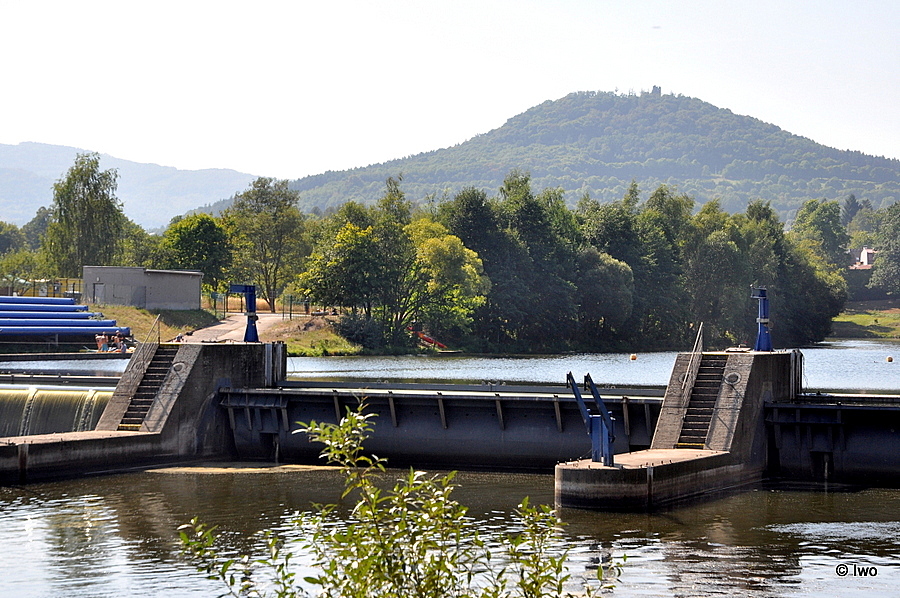 15. 9. 2016 - Pohled na hrad Egerberg ze zámeckého parku v Klášterci nad Ohří