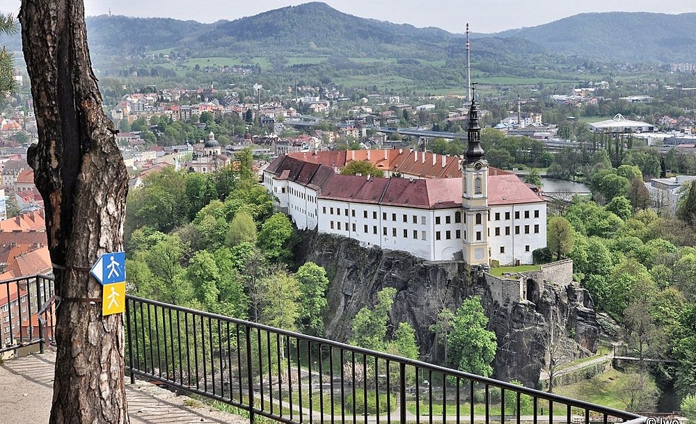 Zámek Děčín z vyhlídky na Pastýřské stěně