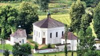12. 7. 2016 - Pohled na areál hřbitova s kostelem z hradu Andělská Hora