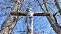 duben 2020 - kříž s Ježíšem pod kaplí Kalvárie