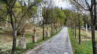 Křížová cesta podél cesty ke kostelu a hřbitovu