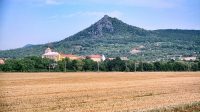 5. 8. 2022 - Kostel v Třebenicích, na pozadí hrad Košťálov