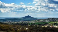 3. 5. 2021 - Hrad Hazmburk z vyhlídkové plošiny u hradu Skalka