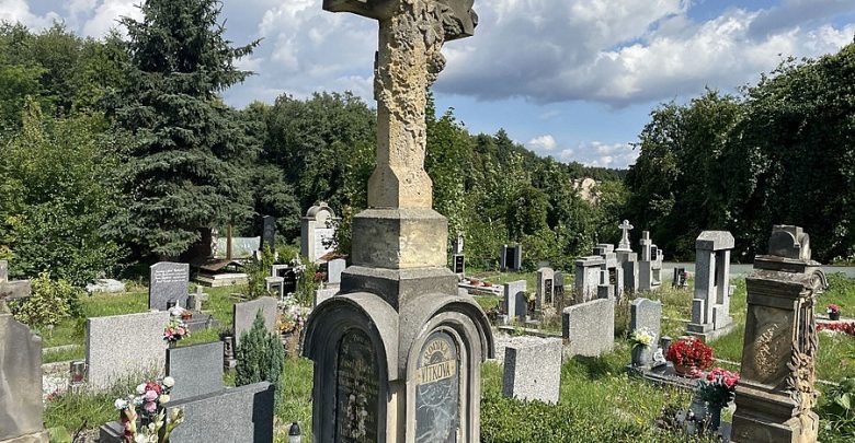 Hrob rodiny Vítkovy na hřbitově v Liběchově – cokolivokoli.cz