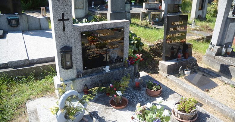 Hrob Oldřicha Chrudimského na hřbitově v Kralupech nad Vltavou ...
