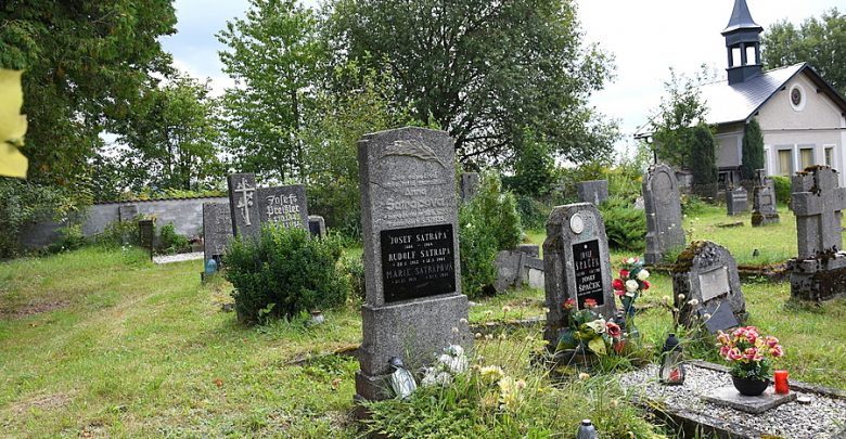 Hrob Josefa Satrapy na hřbitově ve Svoru – cokolivokoli.cz