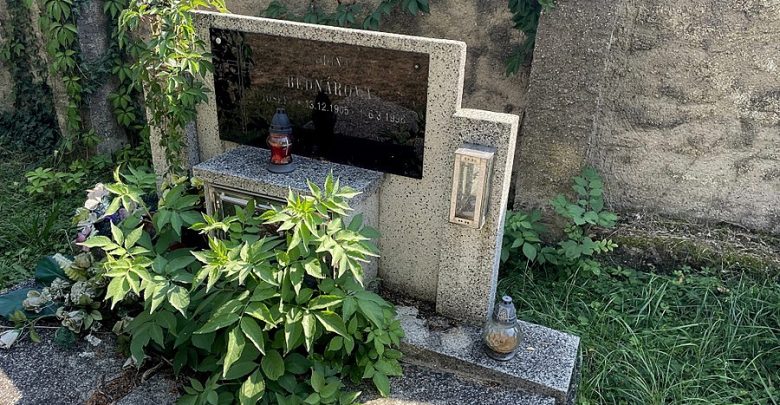 Hrob Josefa Bednáře na hřbitově v Chlumčanech – cokolivokoli.cz