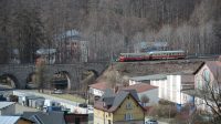 12. 4. 2025 - pohled na zastávku a viadukt od Riedlovy hrobky