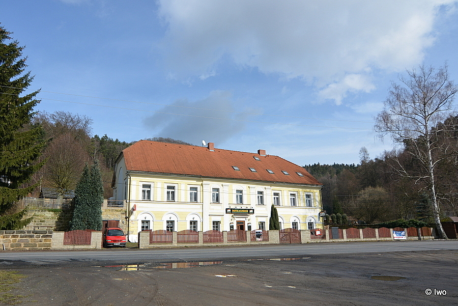 7. 3. 2016 - Restaurace u silnice v blízkosti zámeckého parku