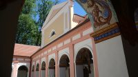 28. 5. 2026 - Trojúhelníkový fronton kostela směrem do arkádového nádvoří